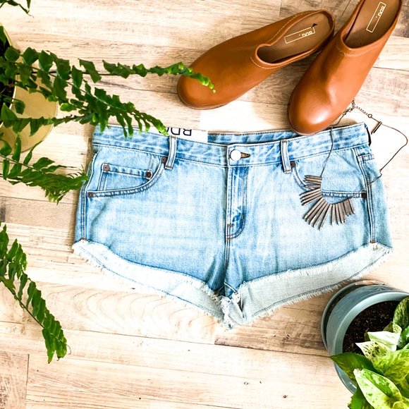 🌻🆕Urban Outfitters | Cheeky High Rise Shor… - Picture 1 of 5